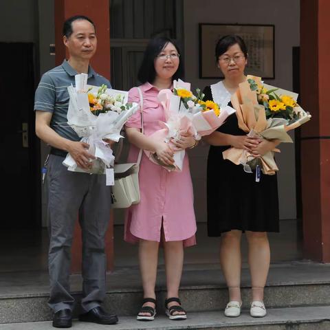 不忘师恩深似海，牢记教诲如春风。——实验小学605班毕业季师生组照留念