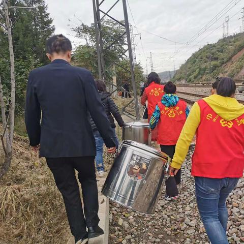 大雨无情，人间有爱——赵家庄中学给王庄村送温暖剪影