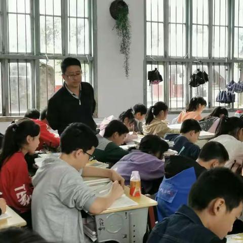 几寸粉笔、书写平凡之师魂——记水东督学责任区办公室督学、普教专干张卫平老师