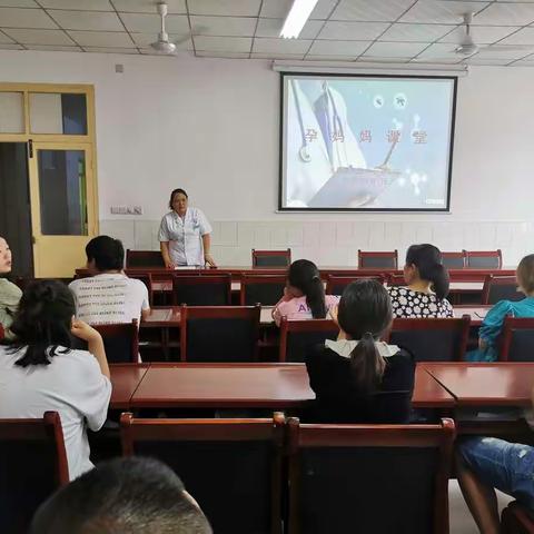 羌白中心卫生院特邀县妇幼保健院专家免费为本辖区孕妇进行讲座，检查。