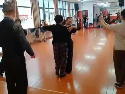 渌口区老年大学国标舞班学员练习三步舞