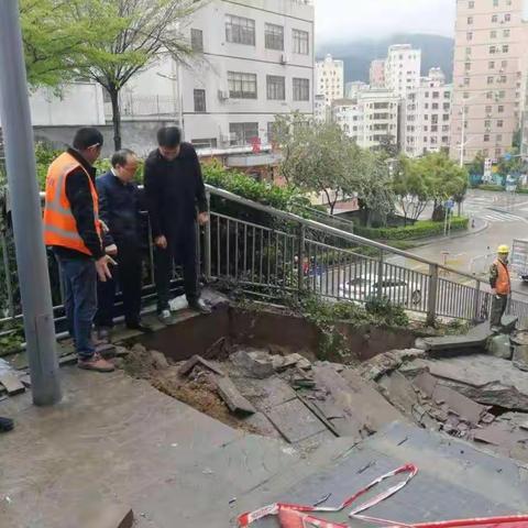 街道领导率队督导检查污水塌陷现场