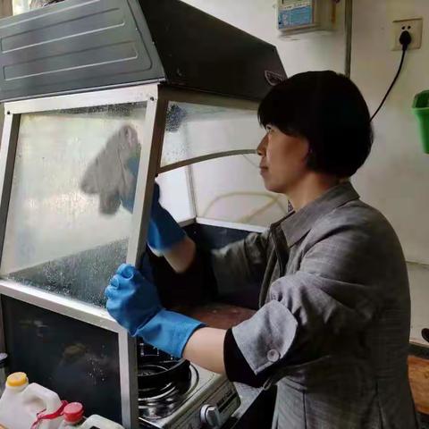 派出中山门街道纪工委志愿者为孤寡老人打扫卫生