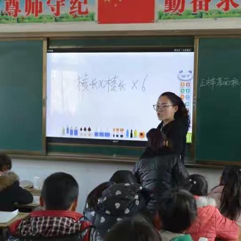 3月7日，中心校领导在曾主任的带领下，深入一线课堂，检查指导我校课程改革的实施情况。