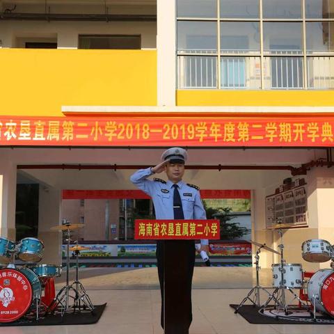 海口市公安局交警支队龙华大队四中队深入辖区学校开展校园交通安全第一课