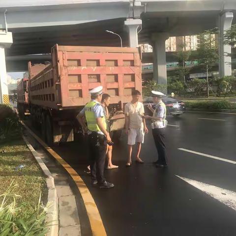 龙华大队四中队加强对辖区渣土车的违法行为查处，并约谈相关运输企业负责人