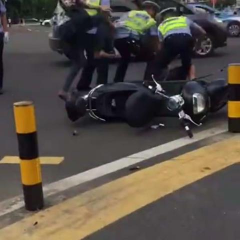 海口市公安局交警支队龙华大队关于28日早上龙昆南海德路口电动车驾驶人暴力抗法情况的经过