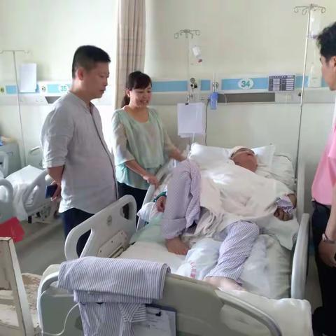 交警支队龙华大队领导到省人民医院看望慰问卢青松及其家人
