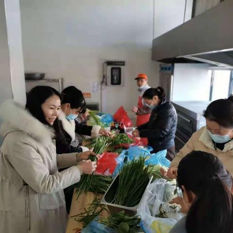 作为一名家长参与包饺子，包的是氛围，包的是感情，一大家人一起其乐融融！