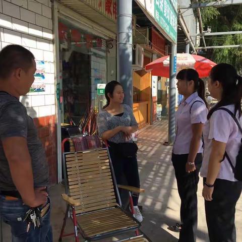 温宿红旗坡支行“激情仲夏”零售业务营销之走进农贸市场宣传营销。