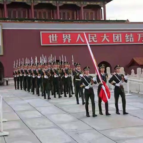 五星红旗迎风飘，金秋十月迎国庆。——辛集镇第九小学“迎中秋，庆国庆”活动纪实