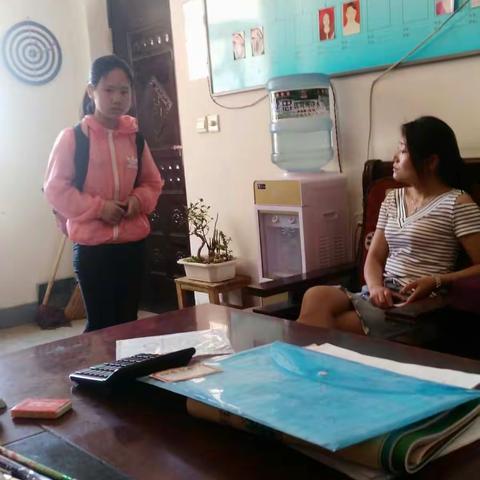 正东小学六年级复课和后进生帮扶工作紧而有序的进行着，代课老师为帮扶学生面对面解疑。