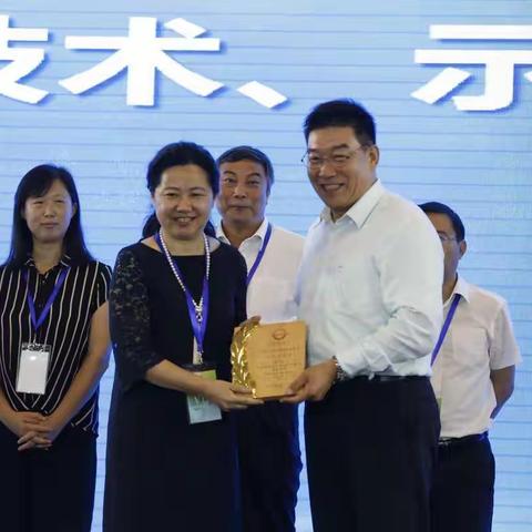 中鹤集团智慧农业生态管理系统荣获"2016-2017年度食品安全示范项目奖"。