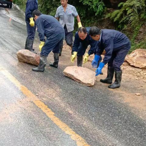 山体滑坡抢险保畅通