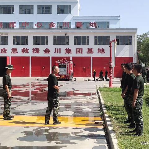 烈日炎炎 酯暑难挡 ，训练场上 挥汗如雨