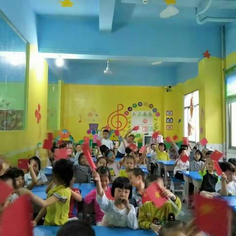 为迎10月1日“国庆节”育苗幼儿园《大二班》的宝贝们用自己的智慧送上最美的祝福，愿“祖国妈妈”生日快乐！