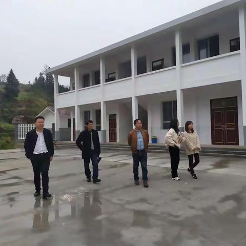 携手共成长——凳寨小学“送教下村小”活动