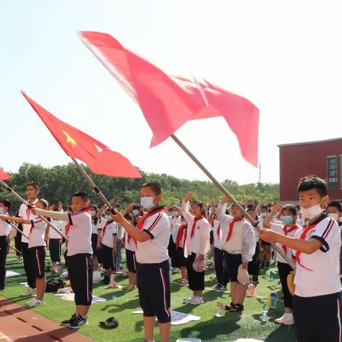 “喜迎二十大，争做好队员”——开发区第三小学西校区举行少先队入队仪式