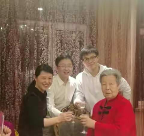 有爱才有家，有家才有温馨，有家的地方才有年的味道！无论你走多远，无论你在何方，家是永远的归宿！